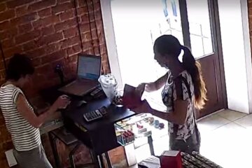Мошенница с помощью "фокуса" оставила харьковчанку без денег: момент попал на камеру