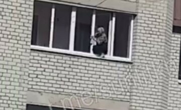 Харківська пенсіонерка зважилася на божевільний вчинок на 11 поверсі, відео: "у бабусі 8 життів"