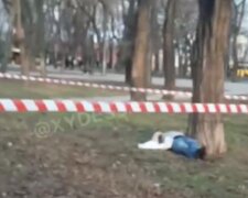 В сквере Одессы нашли тело человека, всё оцеплено: кадры с места трагедии