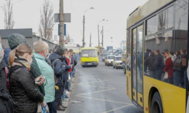 "Сиди вдома або плати як всі": у Кривому Розі скандал через відмову у проїзді пенсіонерці