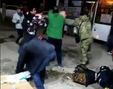 "Зарылся носом в землю": новомобилизованные россияне устроили "махач" прямо под автобусом