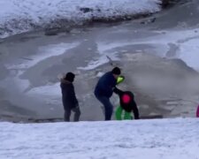 В Киеве девочка слетела с обрыва на санках и ушла под лед: видео с места инцидента