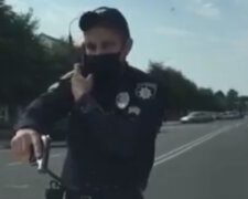 Зайшли в магазин без маски: поліцейські почали погрожувати зброєю українкам з дитиною, кадри