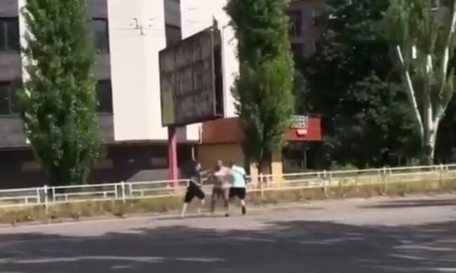 Поліцейські приїхали і поводилися дивно: "чорні перевізники" побили відомого волонтера, скандальні подробиці