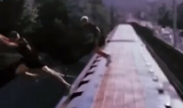 Подростки беспределят в киевском метро, видео: "с крыши вагонов в реку"