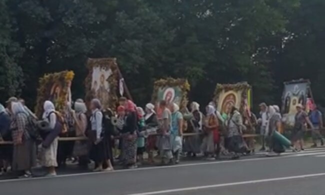 Московские священники устроили крестный ход под Тернополем, видео: "несут иконы и поют молитвы"