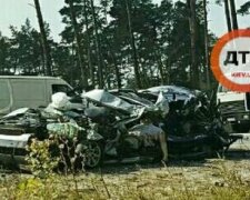 Страшное ДТП под Киевом: машину разорвало пополам (видео)