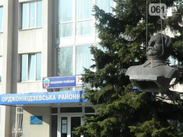 В Запорожье снесли памятник Орджоникидзе (фото)