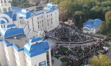 "Угощали из одной ложечки": вспыли скандальные детали массовых гуляний в школе Одессы, видео