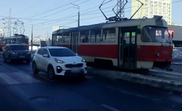 В Киеве трамвай сбил человека на пешеходном переходе: на место съехались врачи и полиция