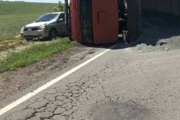 Вантажівка зі щебенем перекинулася на Харківщині, фото: утворився величезний затор