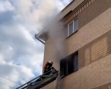 Пожежа охопила багатоповерхівку в Рівному, жінка вистрибнула з вікна: кадри НП