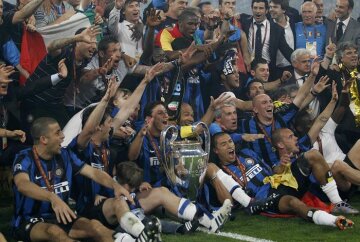Inter Milan’s players celebrate after defeating Bayern Munich in their Champions League final 
