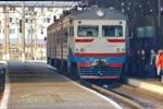 Чоловік потрапив під електричку в Києві, перші деталі НП: "поруч лежав телефон і..."