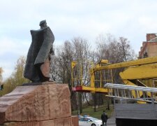 "Вслед за Лениным": под Одессой снесли еще один объект советской пропаганды, фото