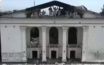 Уничтоженный драмтеатр Мариуполя удалось снять с дрона, от кадров стынет кровь: видео