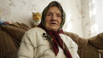 "Деякі вйськові навіть плакали": 95-річна волонтерка допомагає захисникам з перших днів вторгнення