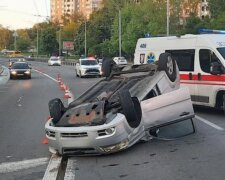 У Києві авто протаранило легковик і перекинулося на дах: кадри і що відомо