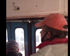 Не вздумайте делать: мужчина-антивакцинатор устроил шоу в трамвае, видео из Одессы