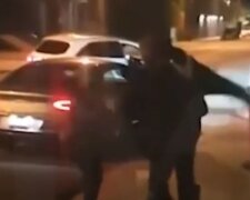 Экс-муж Ким Кардашьян Канье Уэст устроил потасовку на улице, появилось видео: "Ударил по голове и шее"
