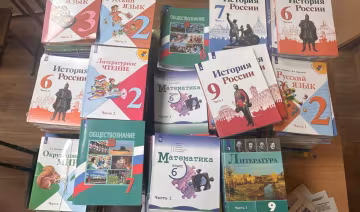 Купу підручників з рф знайшли в українській школі, фото: "Підписані так званим "головою військово-громадянської адміністрації"