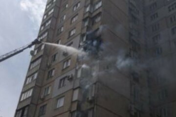 Почалася термінова евакуація: пожежа розгорілася в квартирі 16-поверхівки, з'явилися фото