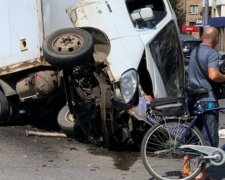 Масштабна аварія в центрі Харкова: BMW на повному ходу влетіла у вантажівку, фото