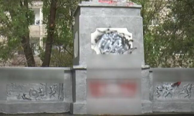На Харківщині вандали понівечили пам'ятник захисникам України: фото з місця