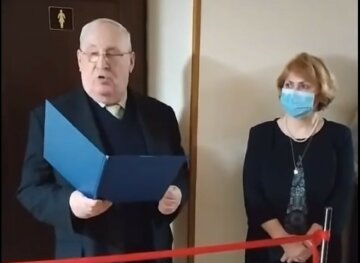 Зі стрічкою та віршами: в українському виші урочисто відкрили туалет, відео