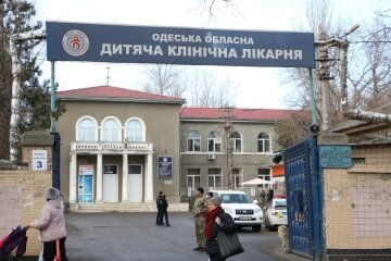 Мыши бегают по палатам детской больницы в Одессе: кадры антисанитарии