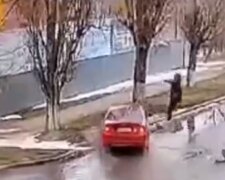 Подлетела над землей и упала: беда случилась с пешеходом под Одессой, момент попал на видео