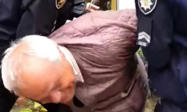 "Що ви робите?": у Чернівцях копи жорстко заламали пенсіонера, приїхала швидка, відео