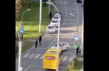 Стрельбу открыли возле школы в Черновцах, сообщается о погибшей полицейской: первые кадры и подробности