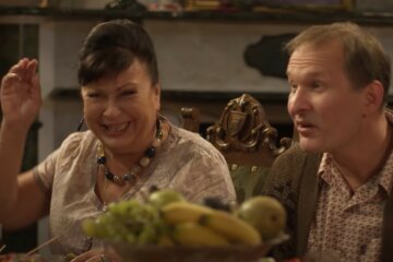 "В намордниках ходите!": Валюха из "Сватов" разругалась с подругой из-за болезни, актуальное видео