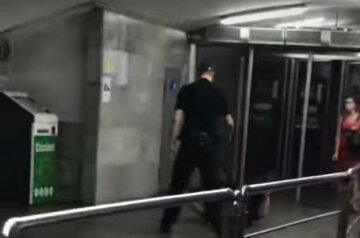 В харьковском метро озверевший коп сбил с ног пассажира, видео: "упал на пол и..."