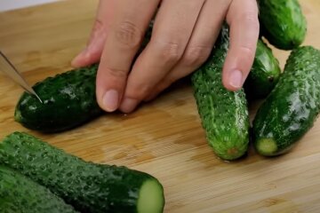 швидкі малосольні огірки