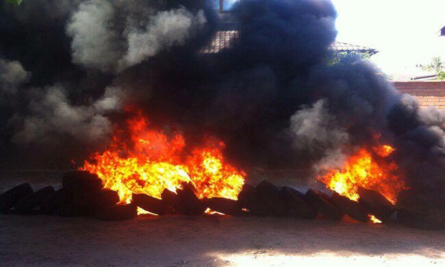 Під будинком віце-прем’єра палять шини (фото)