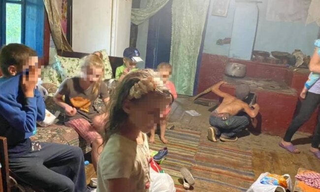 "Мати чекає восьмого": під Чернівцями сім'я з 7 дітьми в живе лісі в злиднях