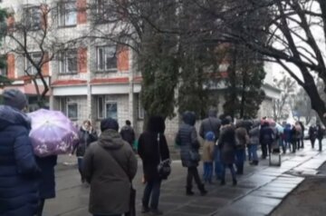 "Денег нет, чтобы платный сделать": украинцы пошли на штурм поликлиник за бесплатными тестами, кадры