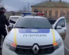 Побив і спустив зі сходів: в Одесі атакували поліцейських