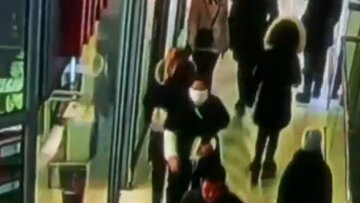 Небезпечна кишенькова злодійка в масці орудує в Одесі, камера зловила все: "прикидається хворою"