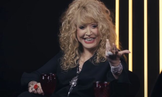 алла Пугачова, щаслива, посміхається, сміється
