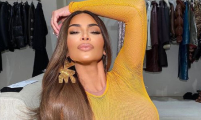 Томная Ким Кардашьян в гладеньком костюме изящно присела на корточки: "Совершенство"