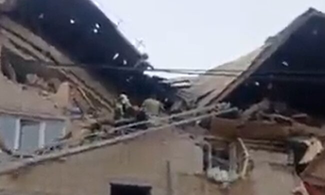 Крыша провалилась в квартиры, под завалами люди: появились кадры с места мощного взрыва в россии