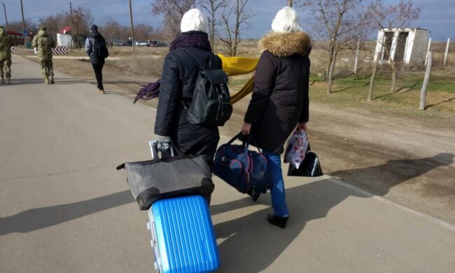 Окупанти "виганяють" жителів Криму з півострова, тривожні дані: "у першу чергу це..."