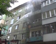 В Днепре пожар охватил сразу два этажа жилого дома, кадры: хозяина одной из квартир спасти не удалось