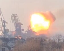 "Шли на Одессу, убежали в Бердянск": огромный корабль РФ в один миг превратился в пепел
