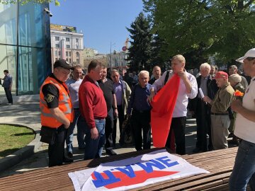 Уберите флаги: в Харькове проходит митинг в поддержку сепаратистов «ХНР»