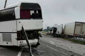 Вантажівки протаранили автобус з пасажирами на Харківщині: кадри з місця ДТП і деталі