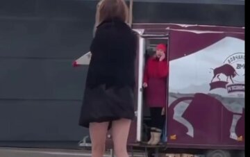 Девушка в одном полотенце шла в мороз по Харькову, видео: горожане опешили